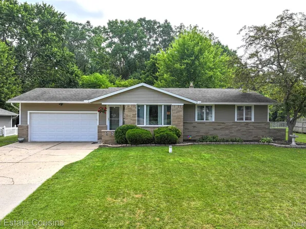 8419 Belle Bluff Dr, Grand Blanc, MI 48439