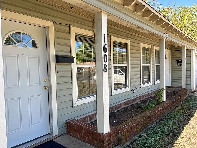1608 Duncan Ave — Photo 3