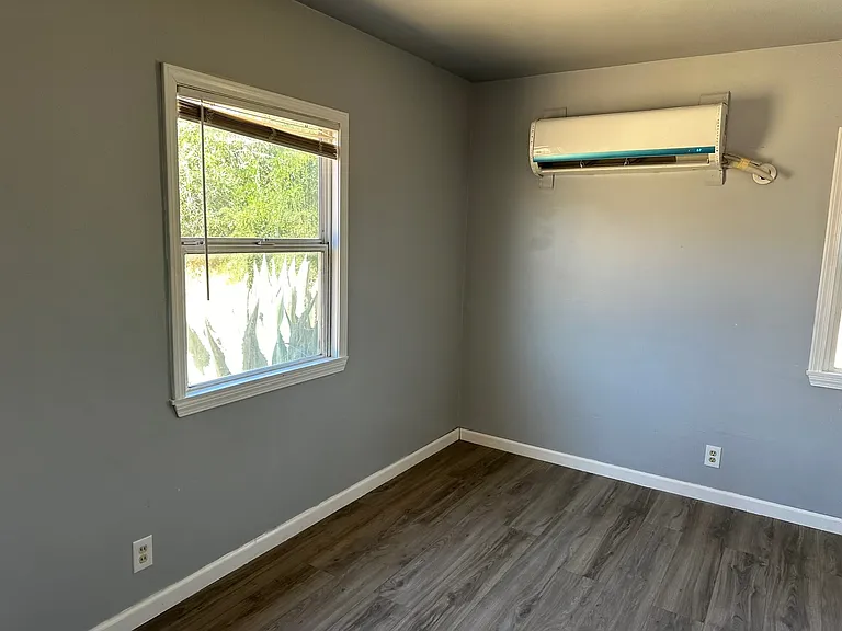 16753 Sultana St — Photo 5