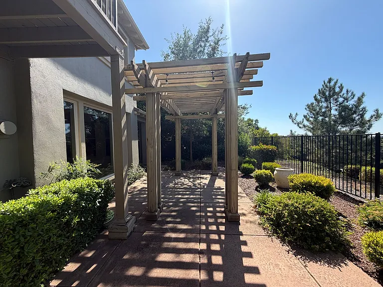 1014 Gamay Dr — Photo 44