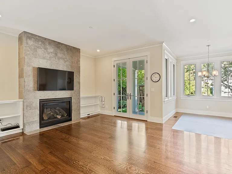 240 University Dr — Photo 7