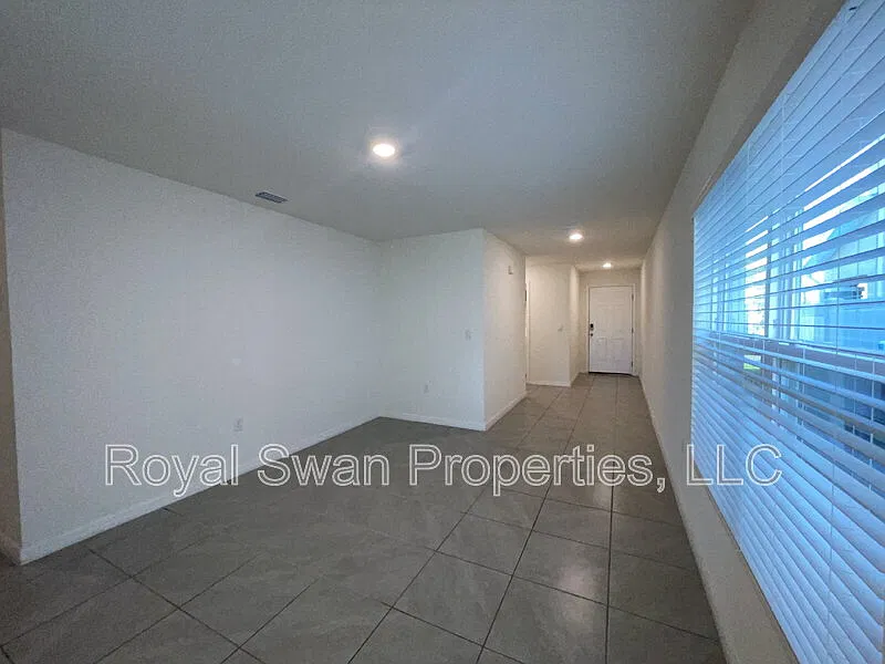 3 bed, 2.0 bath, 1566 sqft, $2,495 — Photo 4