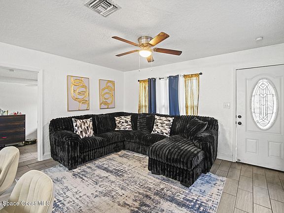 2nd image of 3945 Deauville St