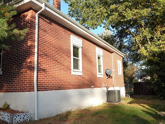 3rd image of 611 Michigan St