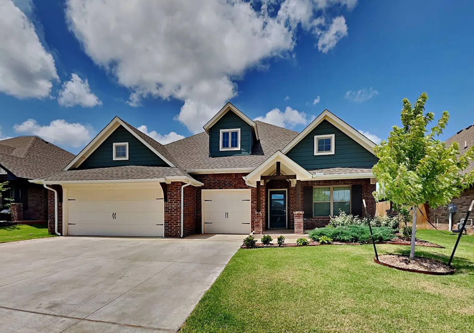 4 Bedroom, 3 Bathroom 3 Car Garage Home with Storm Shelter — Photo 1