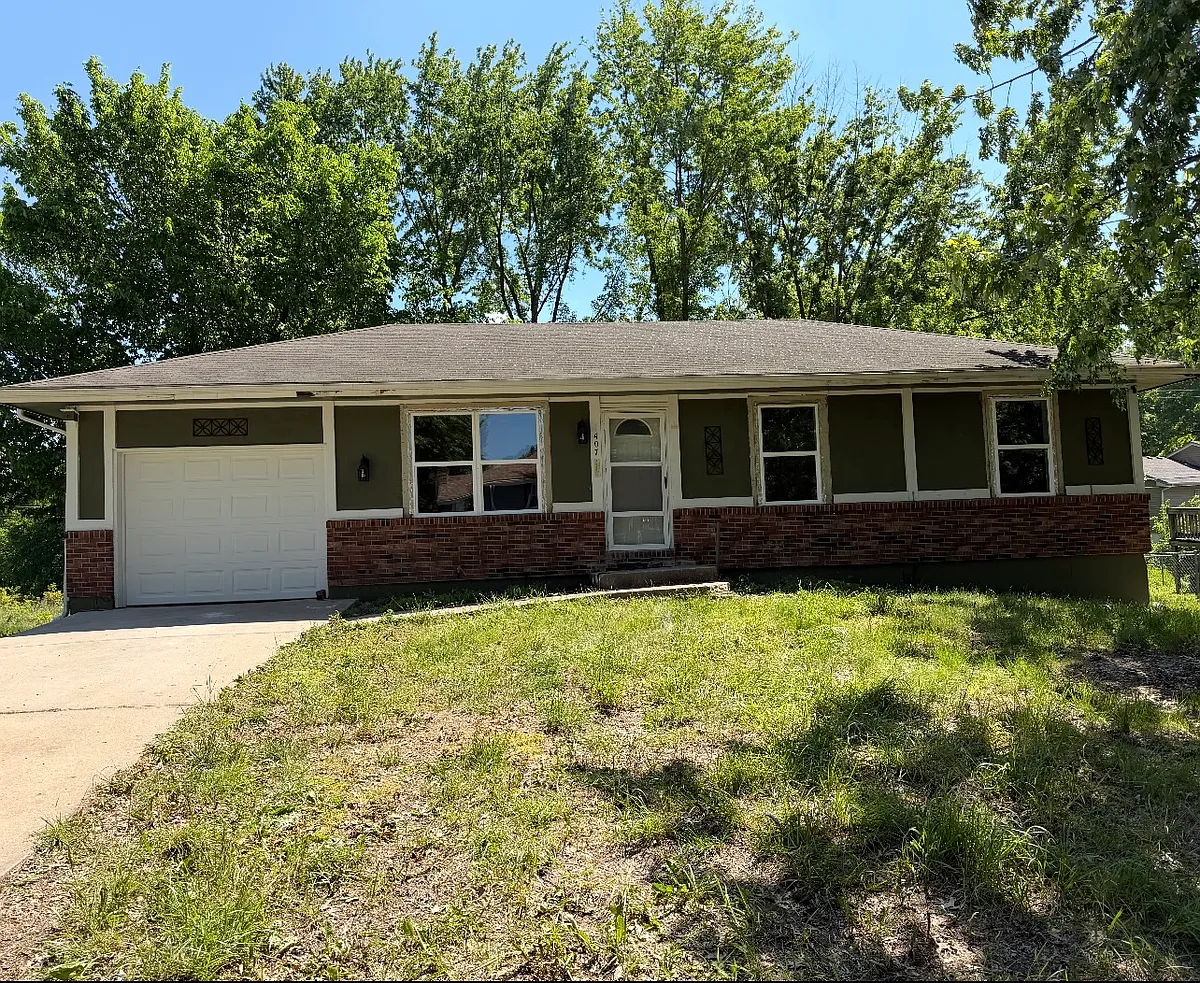 Photo 1 of 1 - 1407 SE Hillside Dr - Oak Grove, MO Primary Photo - 1407 SE Hillside Dr
