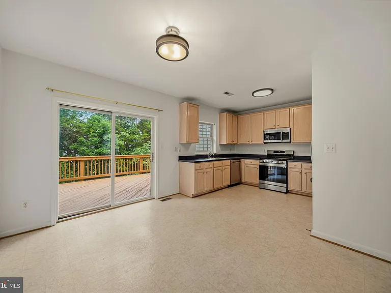25251 Dunvegan Sq — Photo 12