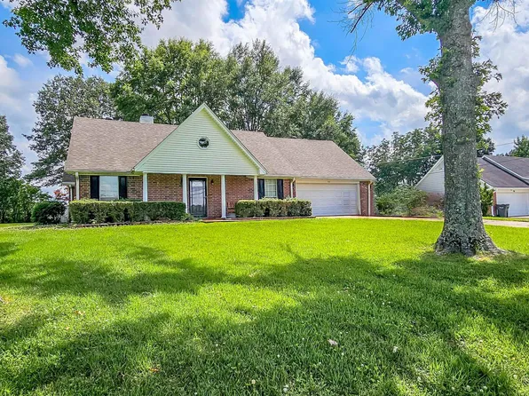 80 Country Place Dr, Oakland, TN 38060