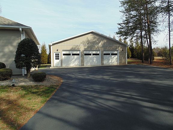 Detached barn/garage