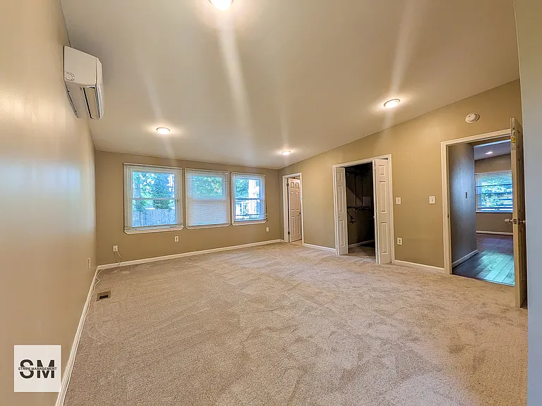 127 N Huron Dr — Photo 13