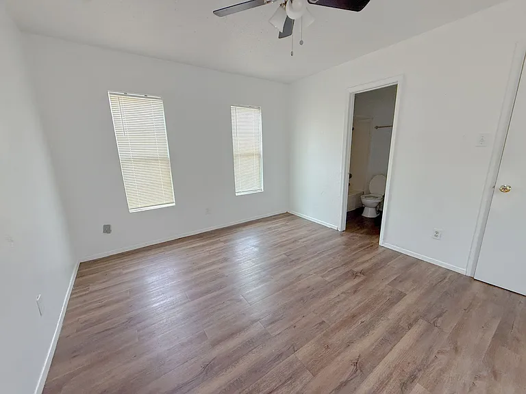 New West Apartments — Photo 25