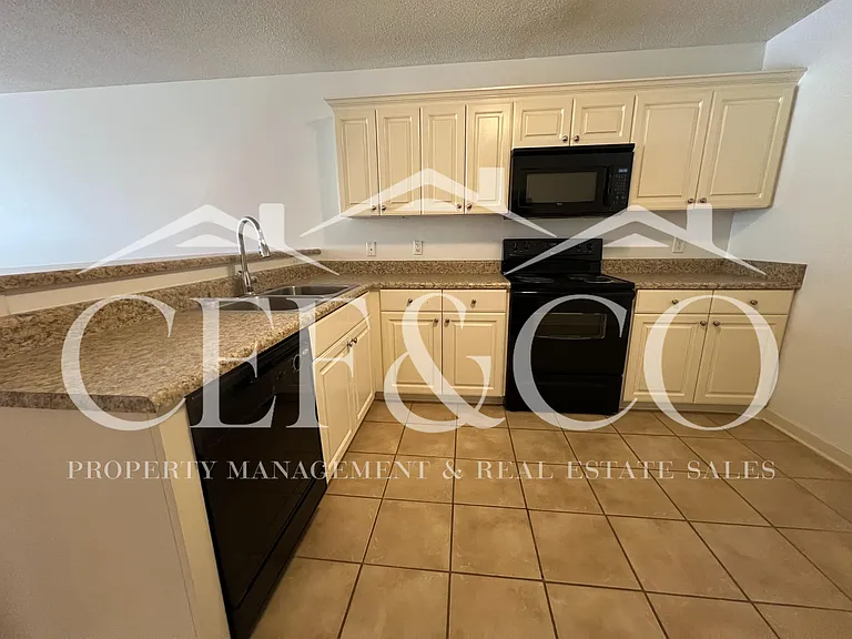 527 Victoria Manor Dr — Photo 3