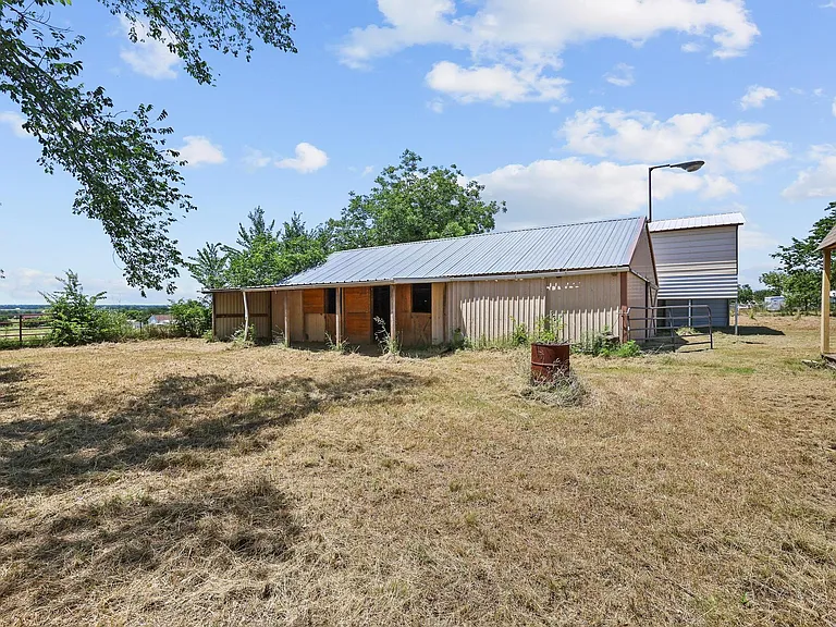 12869 FM 1385 — Photo 33