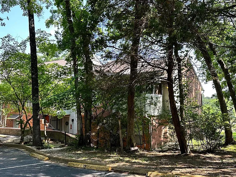 801 Country Club Cir — Photo 1