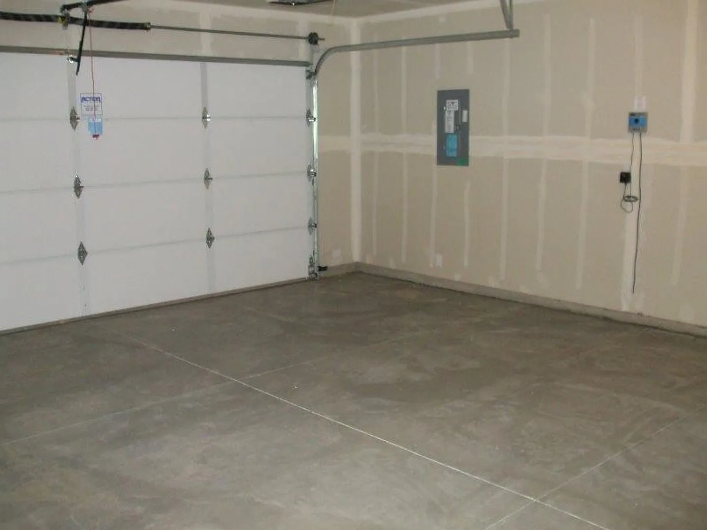 NICE 3 bed 2 bath 2 car garage avail now — Photo 3