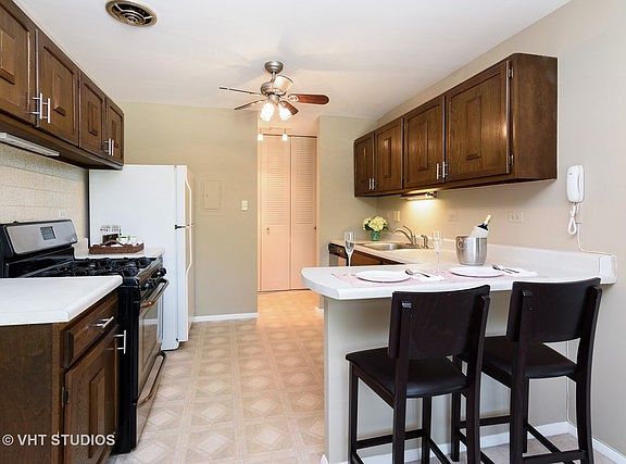 3rd image of 2636 N Windsor Dr Unit 204
