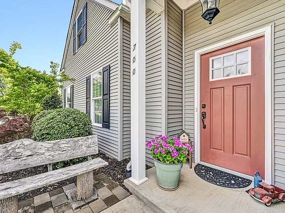 3rd image of 700 Bradford Cir