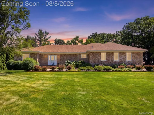 38244 W Horseshoe Dr, Clinton Township, MI 48036