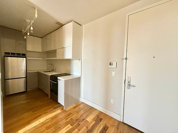 5th image of 1034 Greene Ave #6K