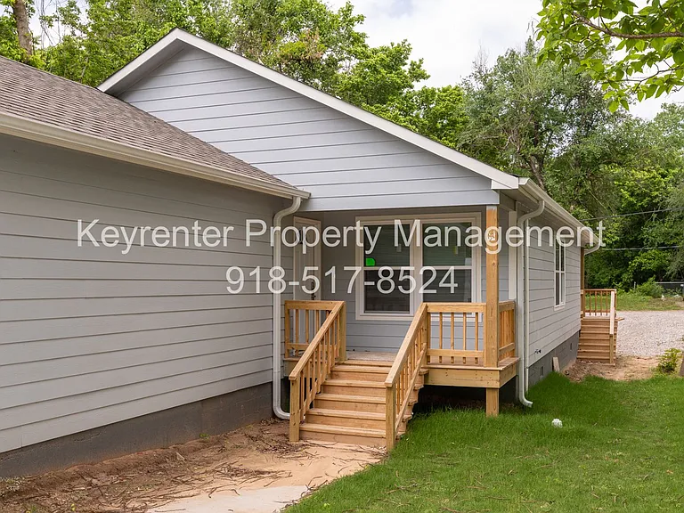 808 N Franklin Ave — Photo 2