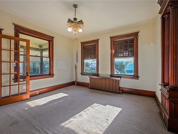 9th image of 616 E Main St