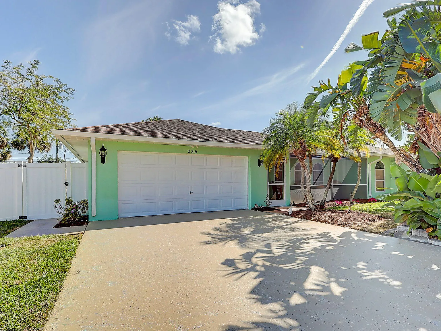 3 bed, 2.0 bath, 1951 sqft, $4,000 — Photo 1