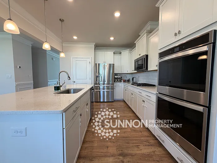 5 bed, 4.5 bath, 3740 sqft, $2,995 — Photo 4