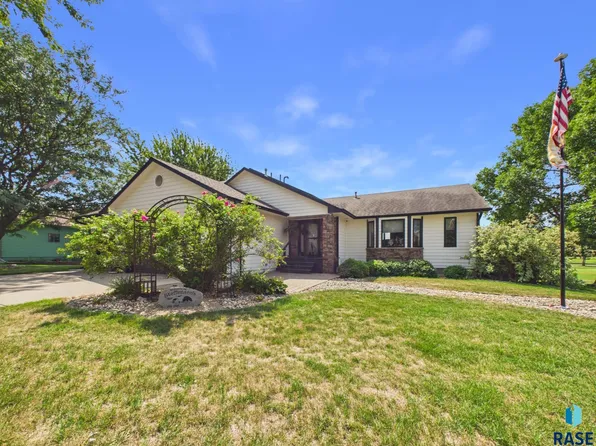 601 Par Tee Dr, Hartford, SD 57033