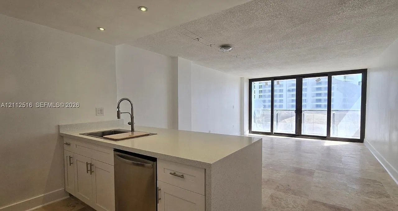 Charter Club Condo — Photo 4