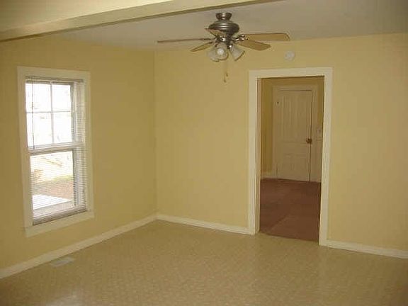 Dining room with ceiling fan