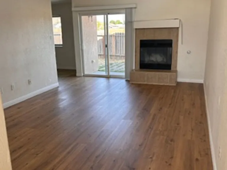 458 Sherwood Pl — Photo 4