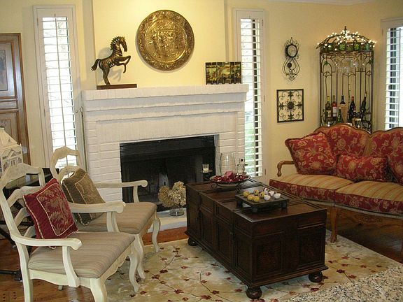 Family Room w/fireplace