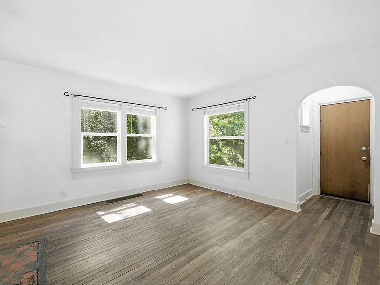 940 NE B St — Photo 2