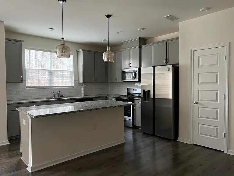 1128 Grenshaw Dr — Photo 3