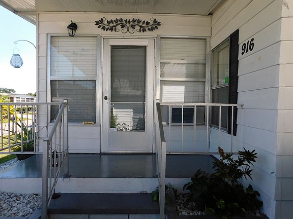 3rd image of 916 Vincent St W