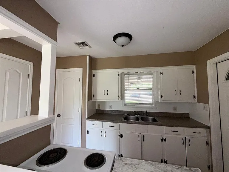 115 E Broadway St — Photo 6