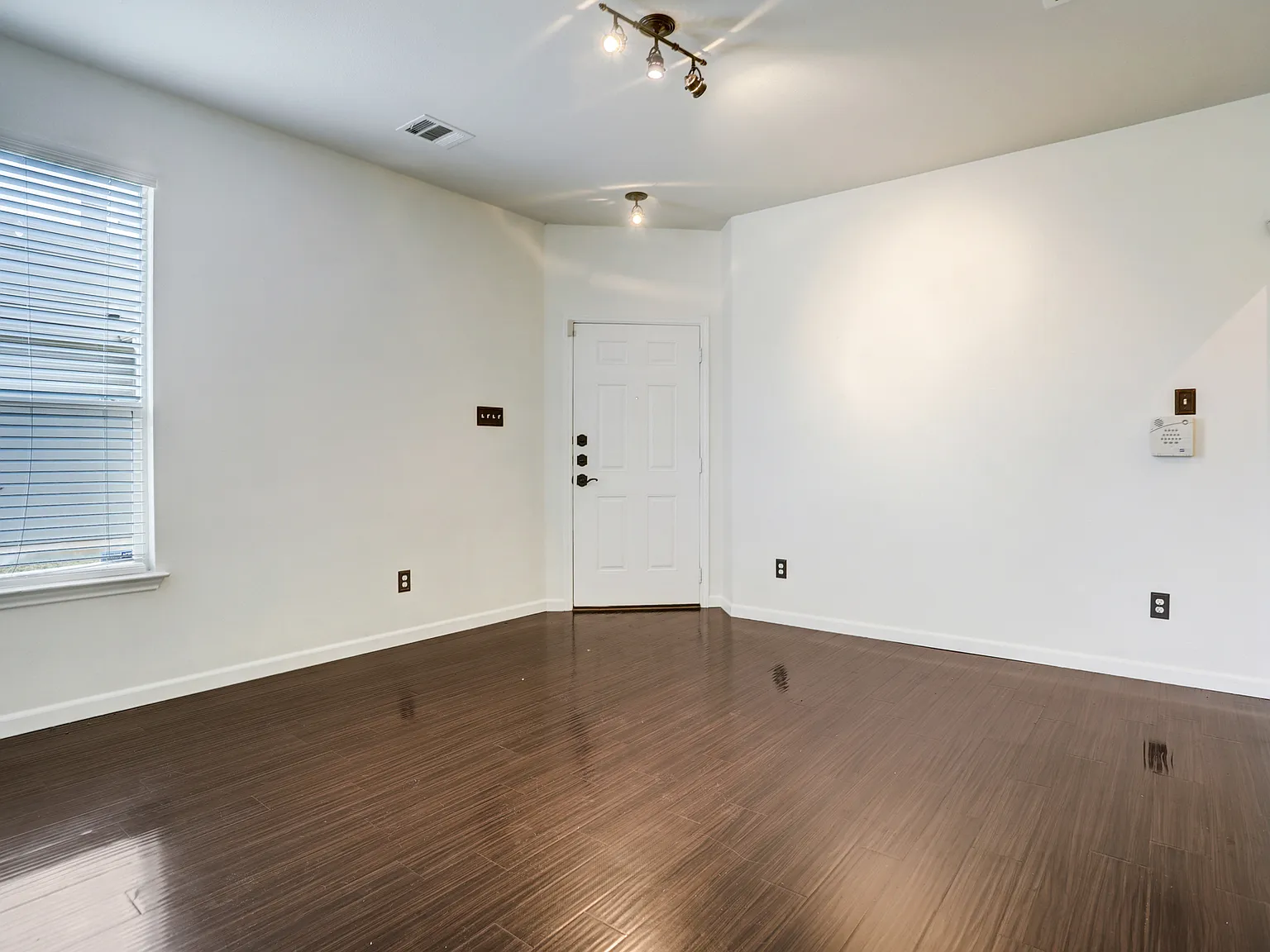 3 bed, 2.5 bath, 1373 sqft, $1,895 — Photo 4