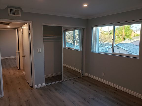 3rd image of 12149 Oxnard St