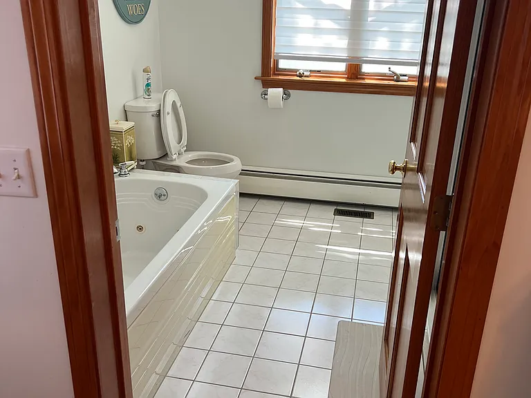 1st Floor Primary En-Suite Bathroom