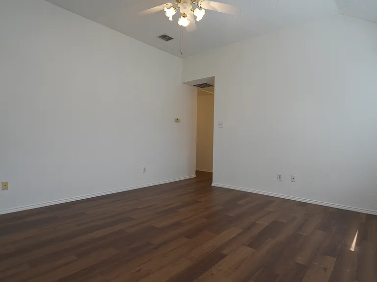 2032 Fox Glen Dr — Photo 24