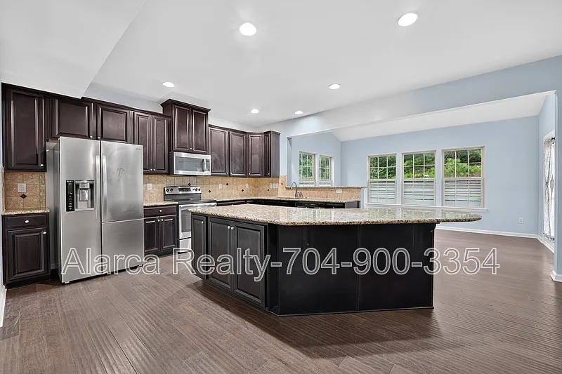 4 bed, 2.5 bath, 3340 sqft, $2,445 — Photo 3