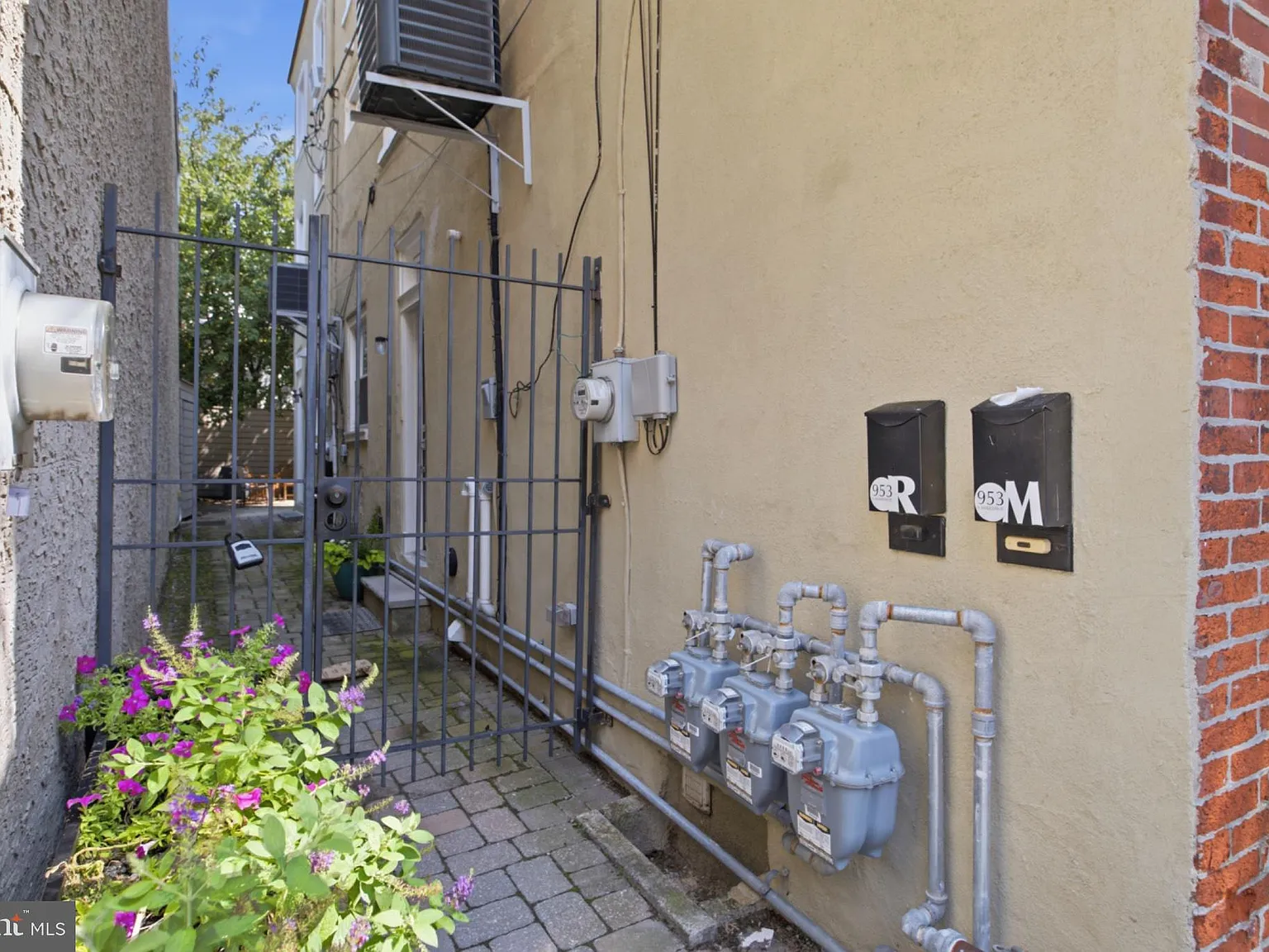 2 bed, 1.0 bath, 2160 sqft, $1,650 — Photo 2