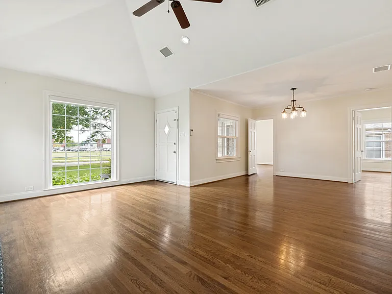 615 S Montclair Ave — Photo 13