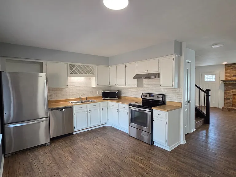 Colony Ct — Photo 4