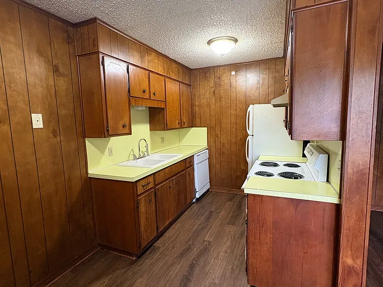 1007 Cedar St — Photo 2