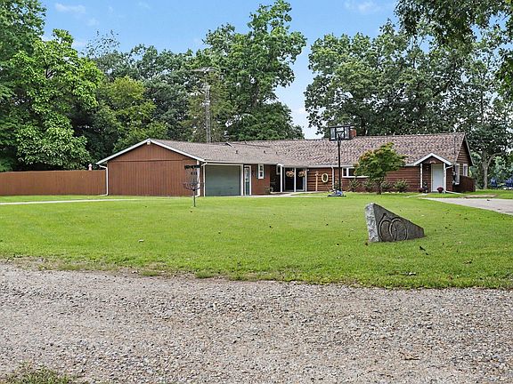 5th image of 732 Community Dr
