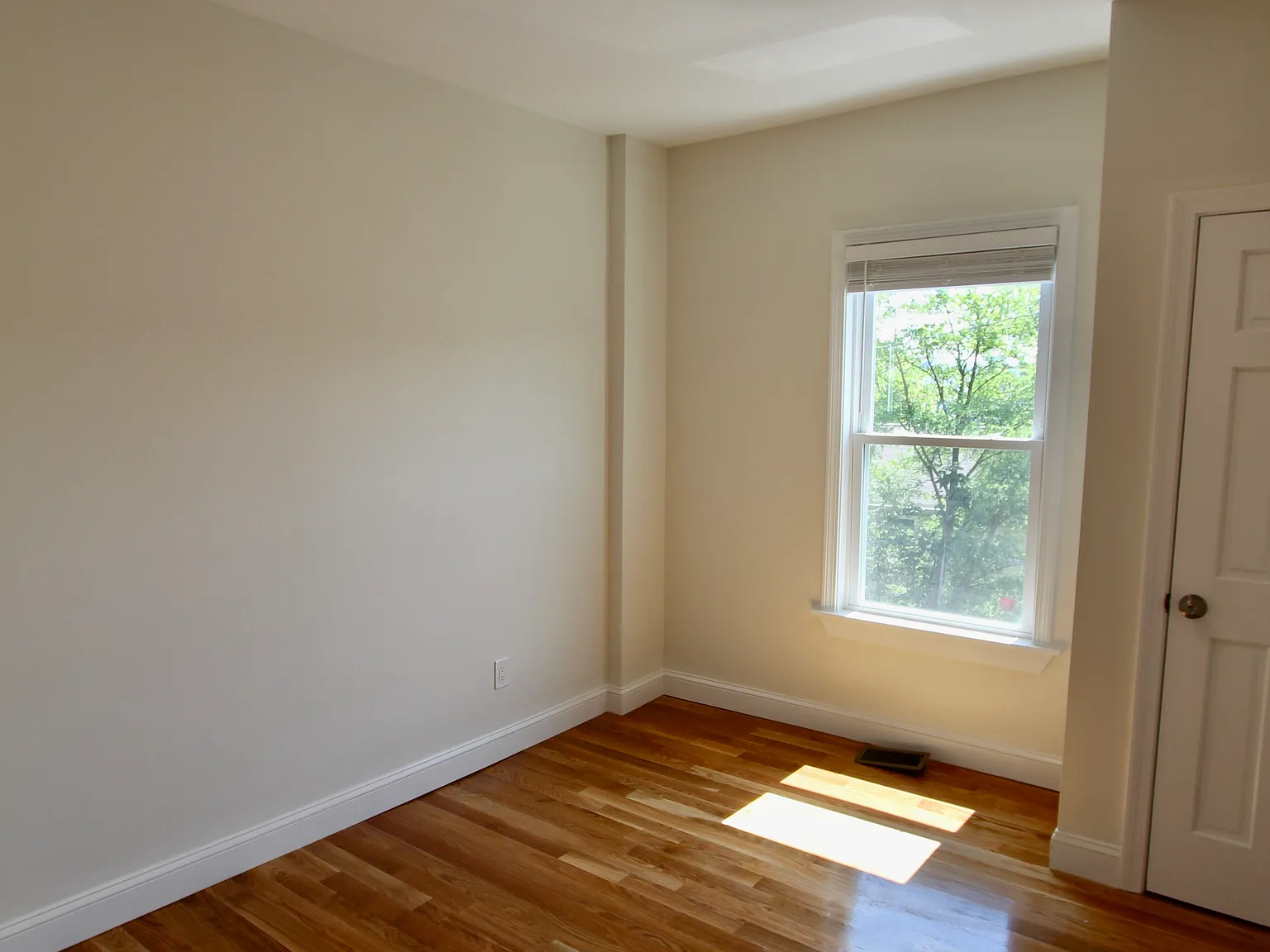4 bed, 1350 sqft, $3,000 — Photo 3