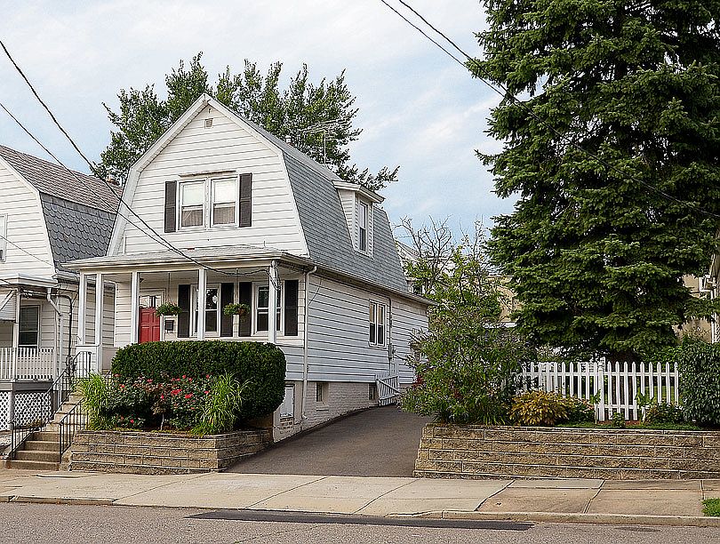 INTRODUCING 5 LAUREL PL