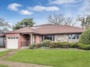 946 Downing Rd, Valley Stream, NY 11580