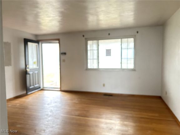 5th image of 225 Petrick Ave